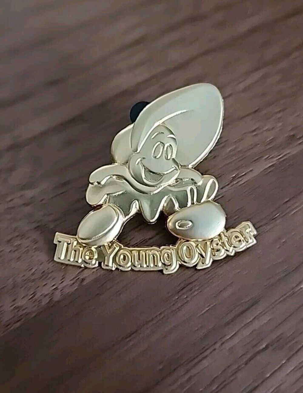 M&P Japan 100 Relief Series The Young Oyster Alice Goldtone LE 500 Disney Pin